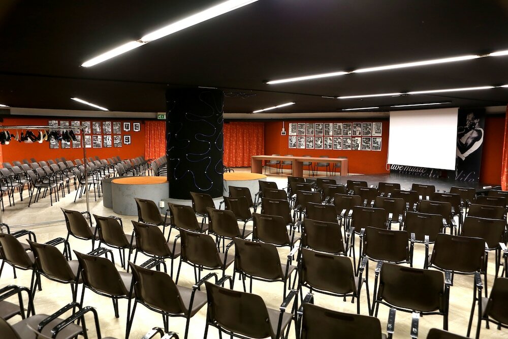 Фото International