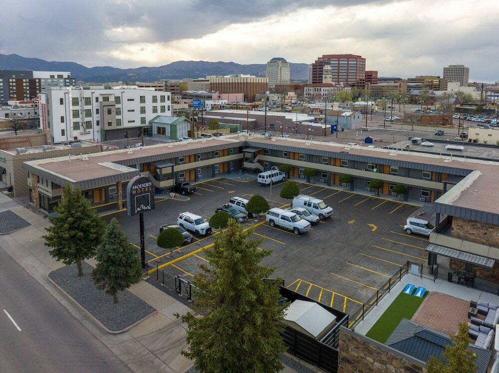 Фото Travelers Uptown Motel