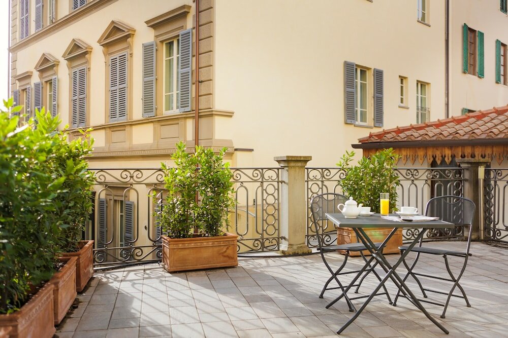 Фото Hotel Embassy