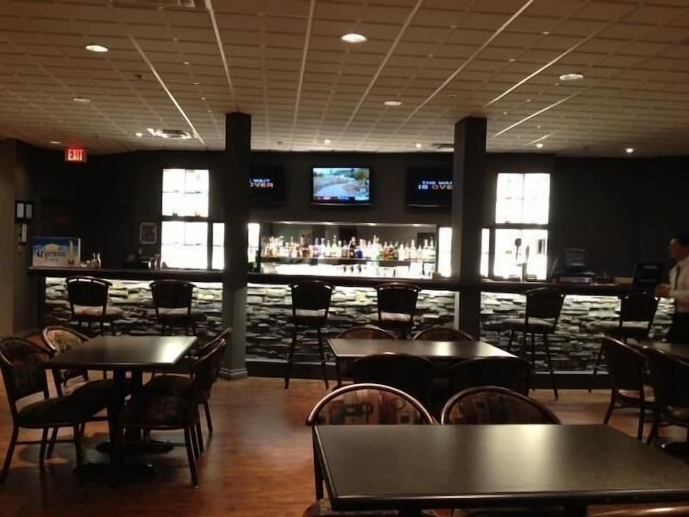 Фото Ramada by Wyndham Edmonton South