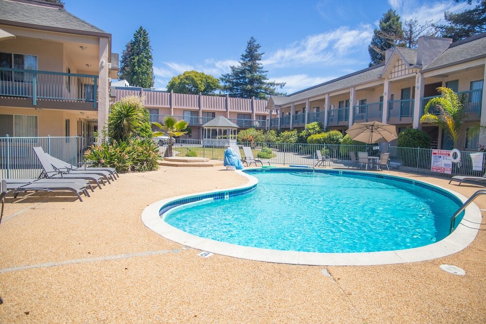 Фото Days Inn by Wyndham Redwood City