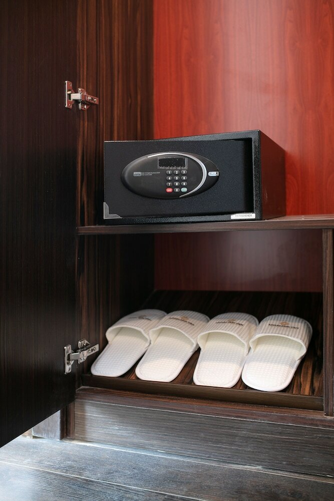 Фото Azalea Parkview Hotel