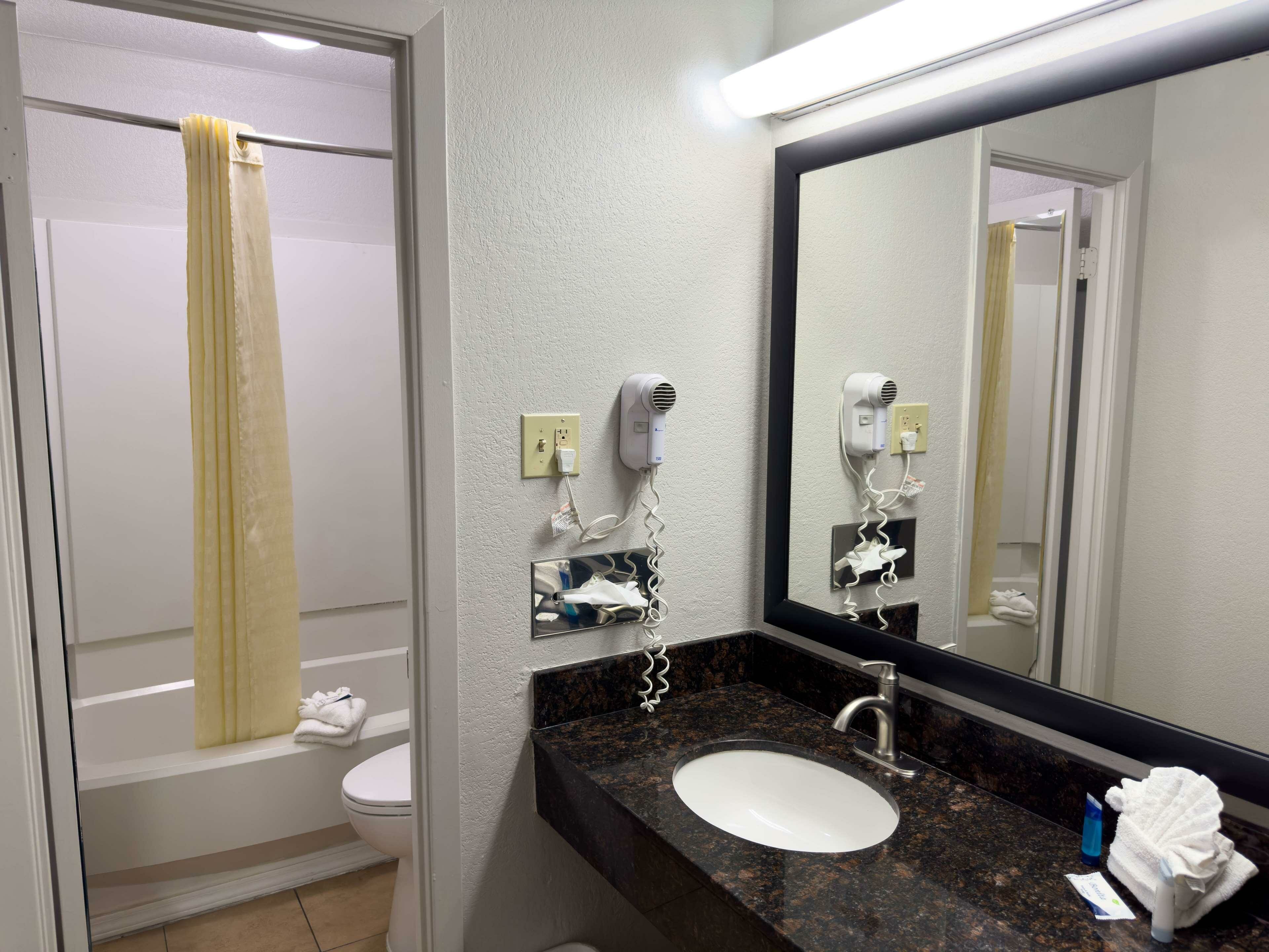 Фото Americas Best Value Inn Austin University