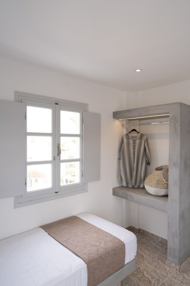 Фото White Lily - Adults Only 16 plus