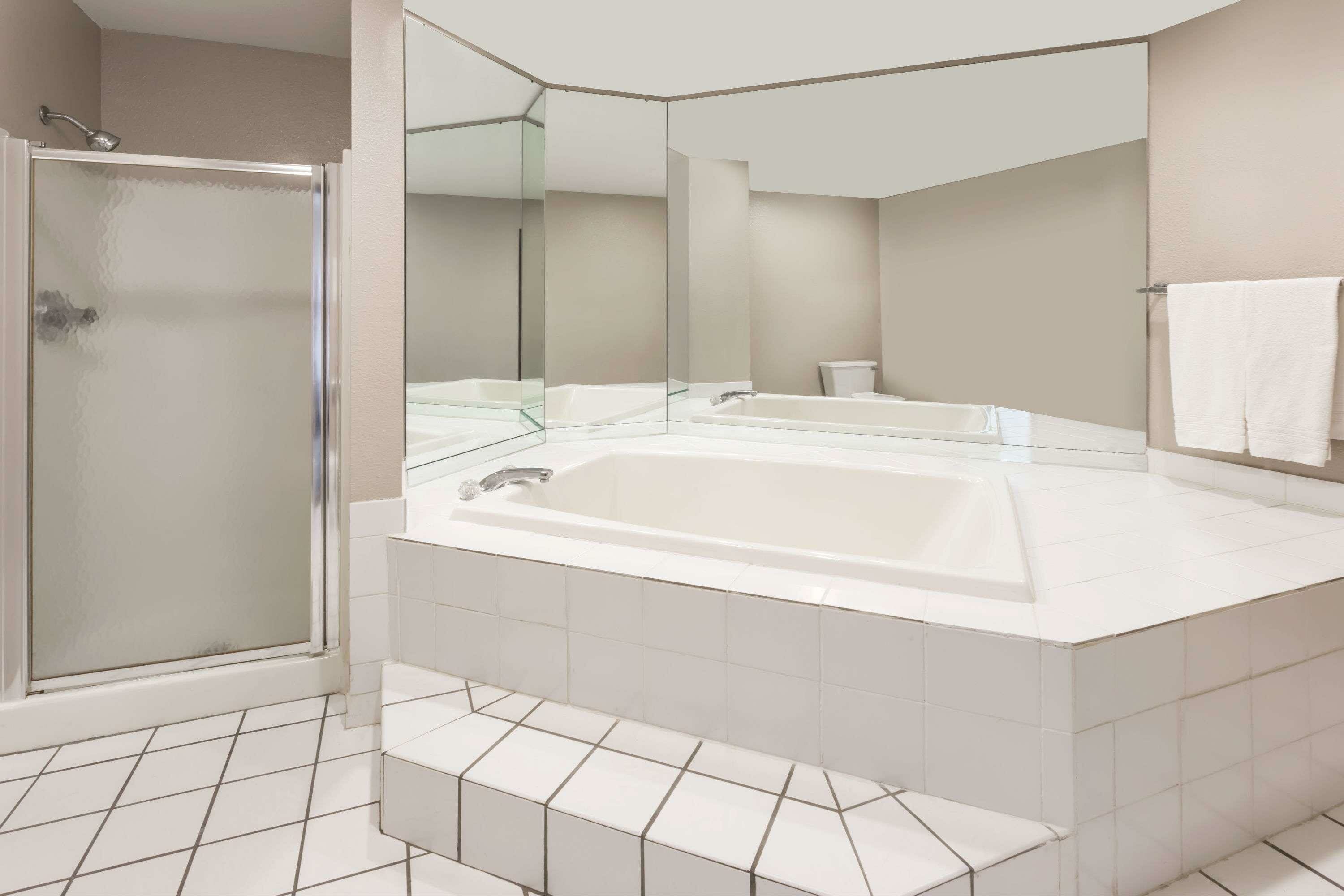 Фото Super 8 by Wyndham Plymouth