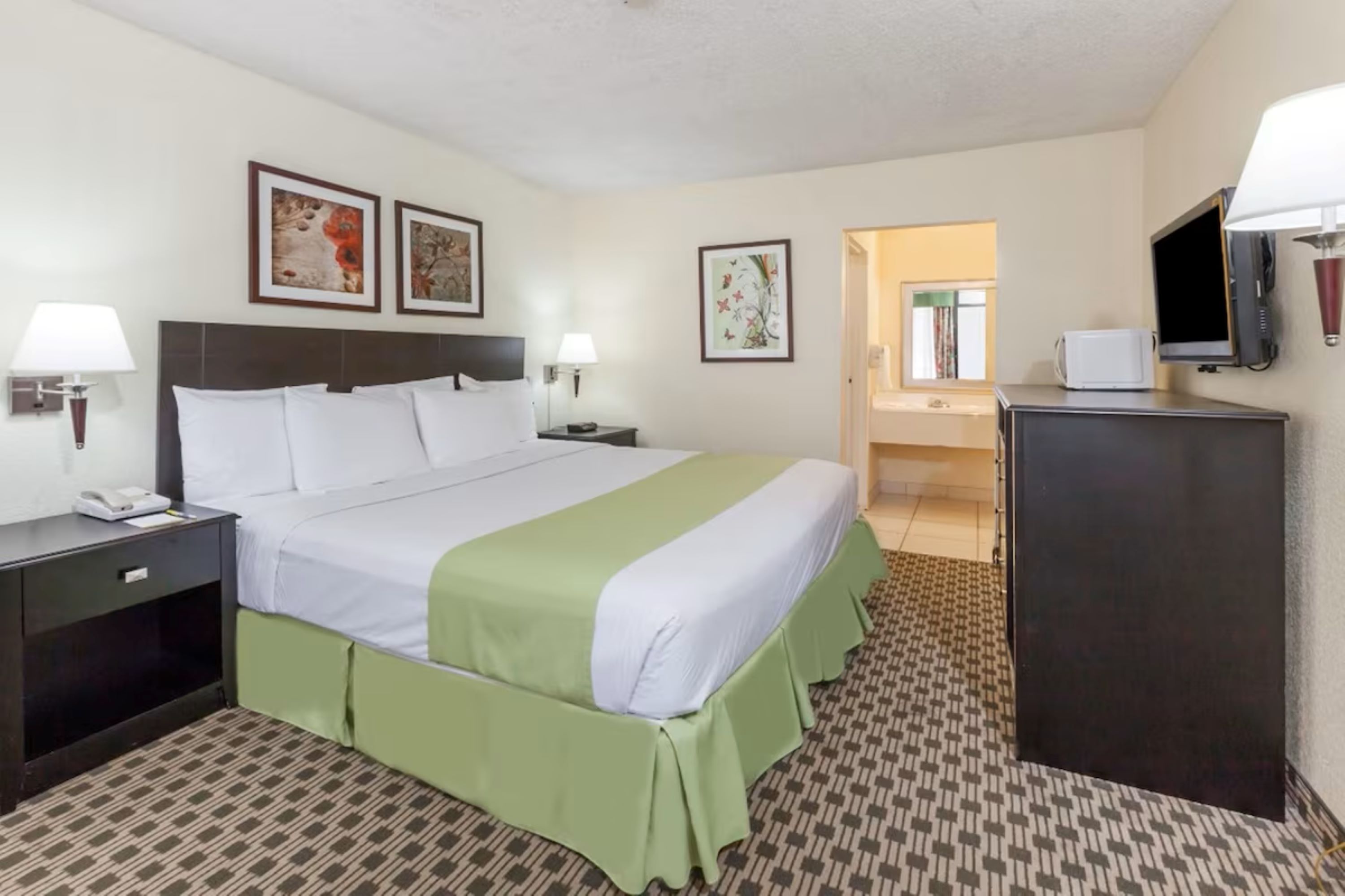 Фото Days Inn by Wyndham Irving Grapevine Dfw Airport North