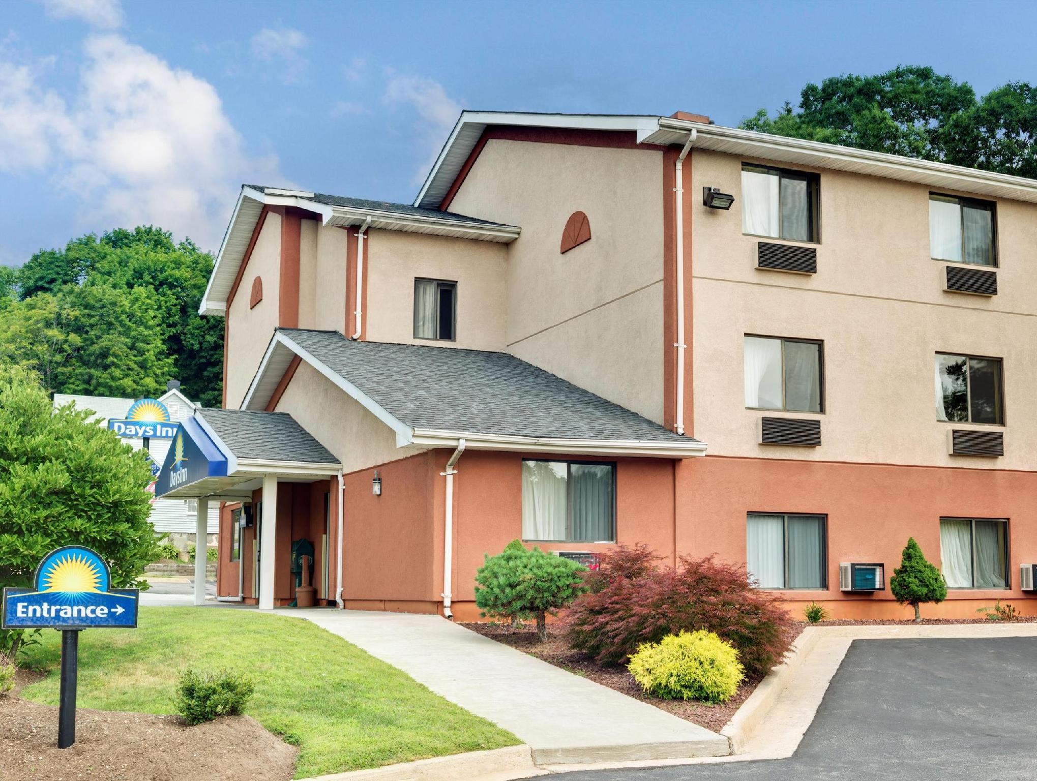 Фото Days Inn by Wyndham Torrington