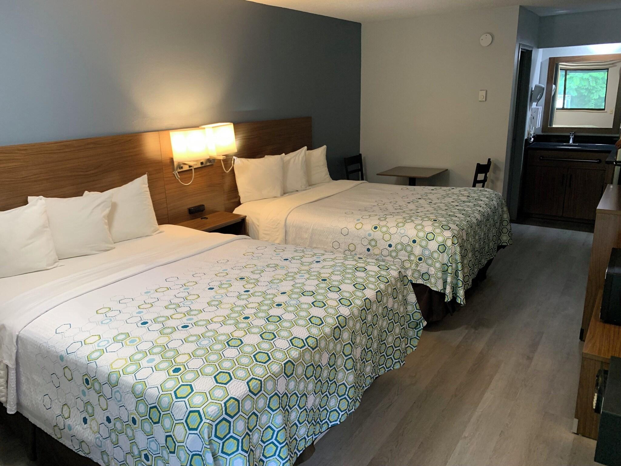 Фото HomeTowne Studios by Red Roof Mystic - New London