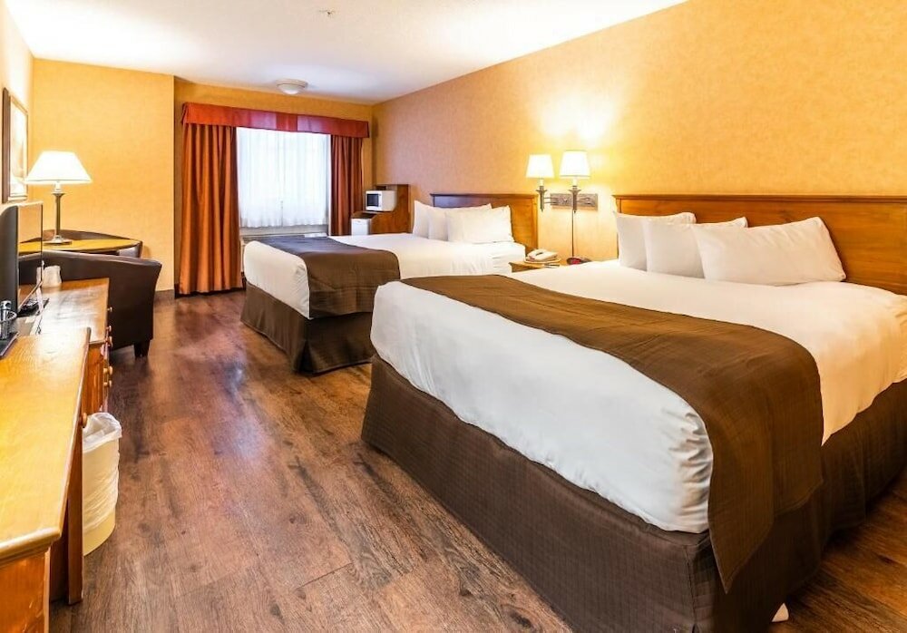 Фото Canmore Inn & Suites