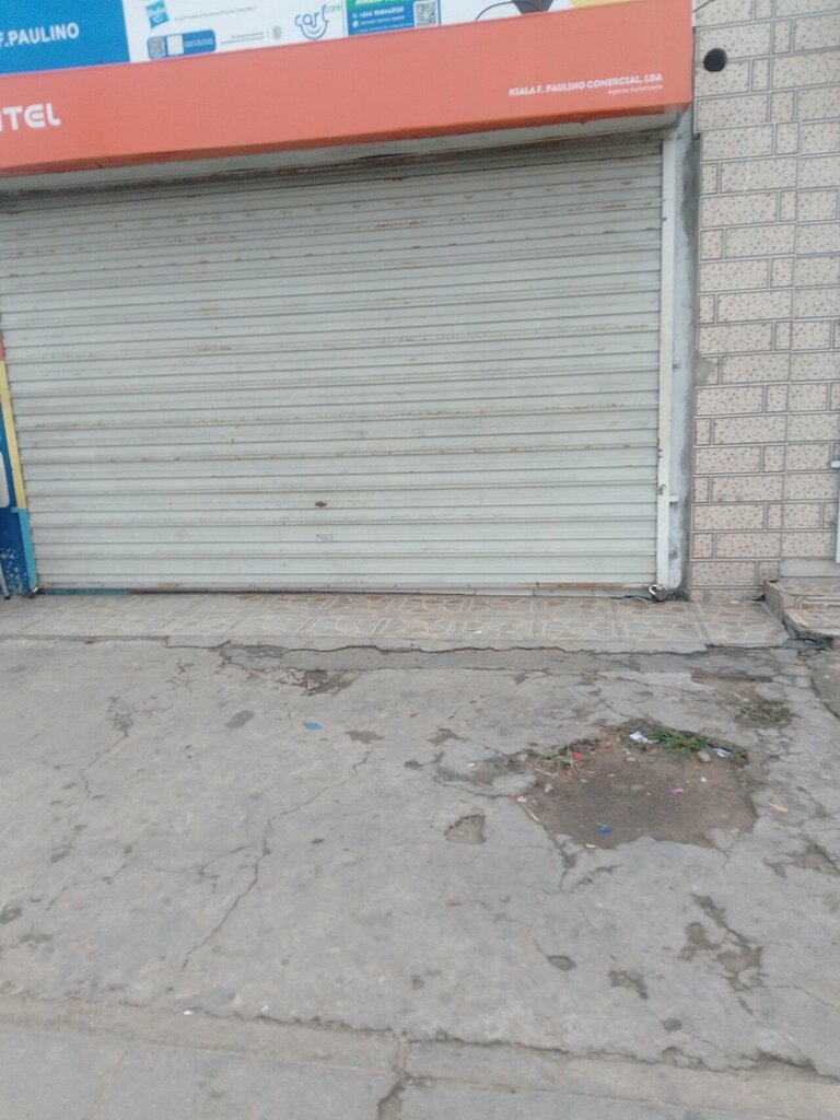 Mobile phone store Unitel, Loanda, photo