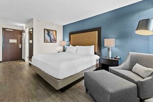 Гостиница DoubleTree by Hilton Raleigh Midtown, Nc