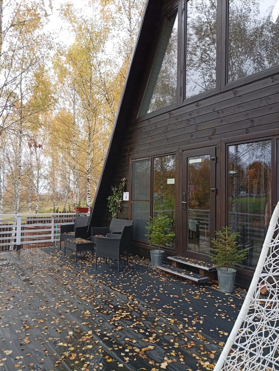 Фото Дом у озера в лесу