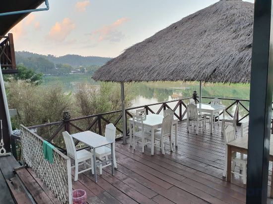 Фото Merry Riverside Hotel