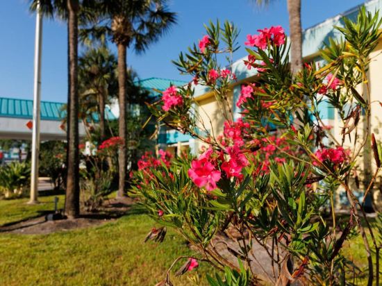 Фото Garnet Inn & Suites, Orlando