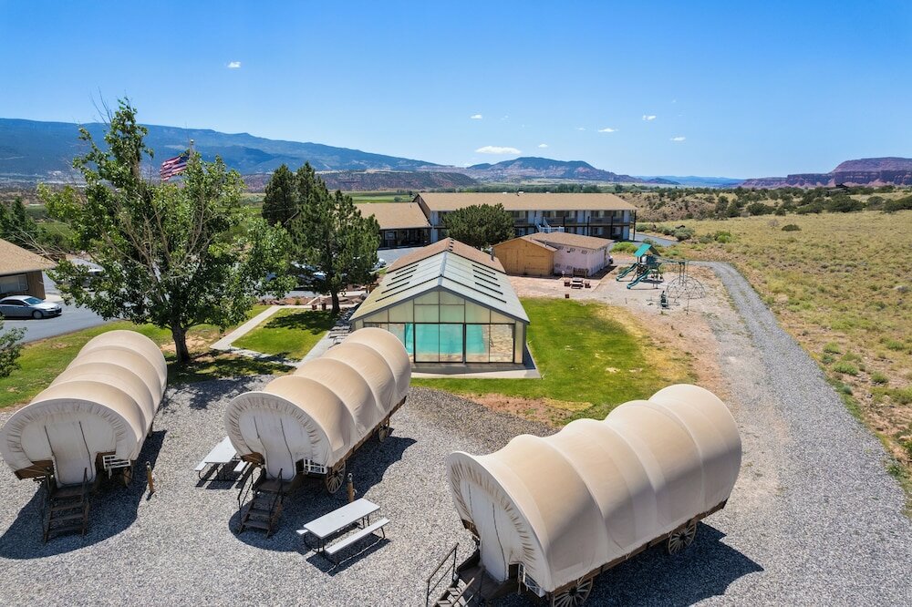 Фото Broken Spur Inn & Steakhouse