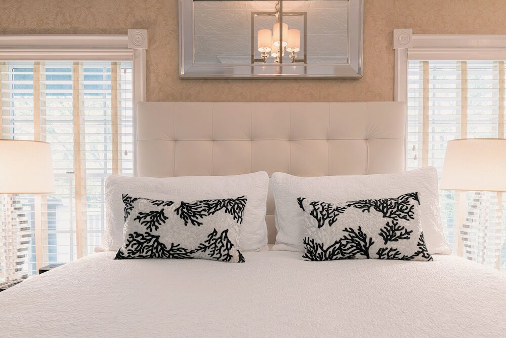 Фото Chateau Inn and Suites