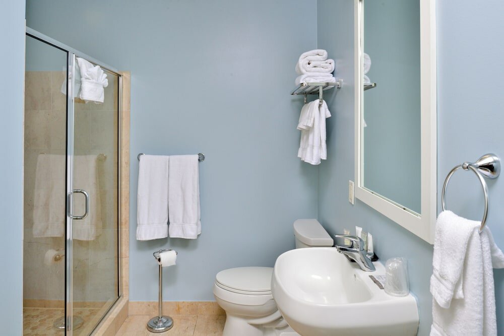 Фото Grand Eastonian Hotel & Suites