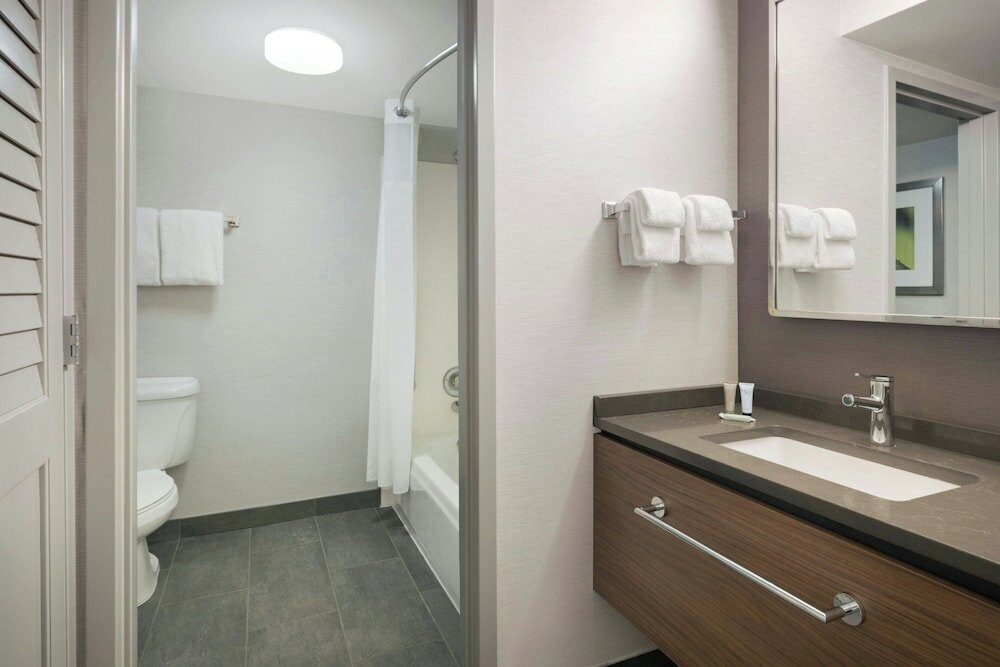 Фото Courtyard by Marriott Tampa North/I-75 Fletcher