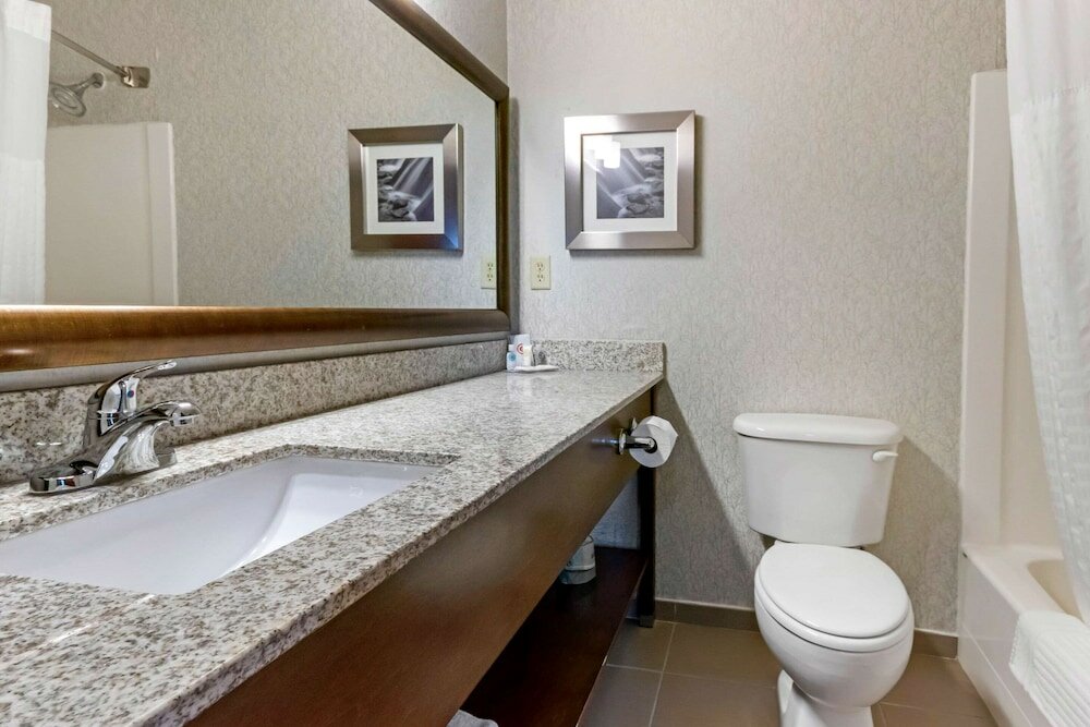 Фото Comfort Inn & Suites Market - Airport