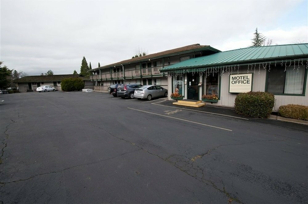 Фото Cedarwood Inn of Ashland