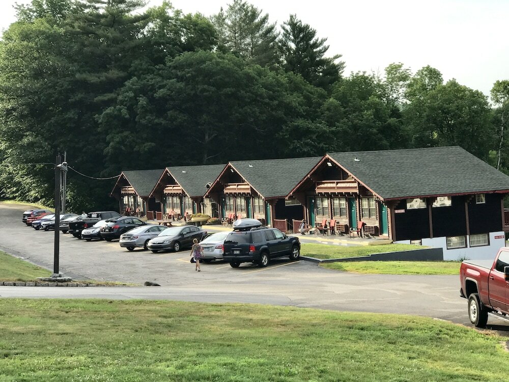 Фото Swiss Chalets Village Inn