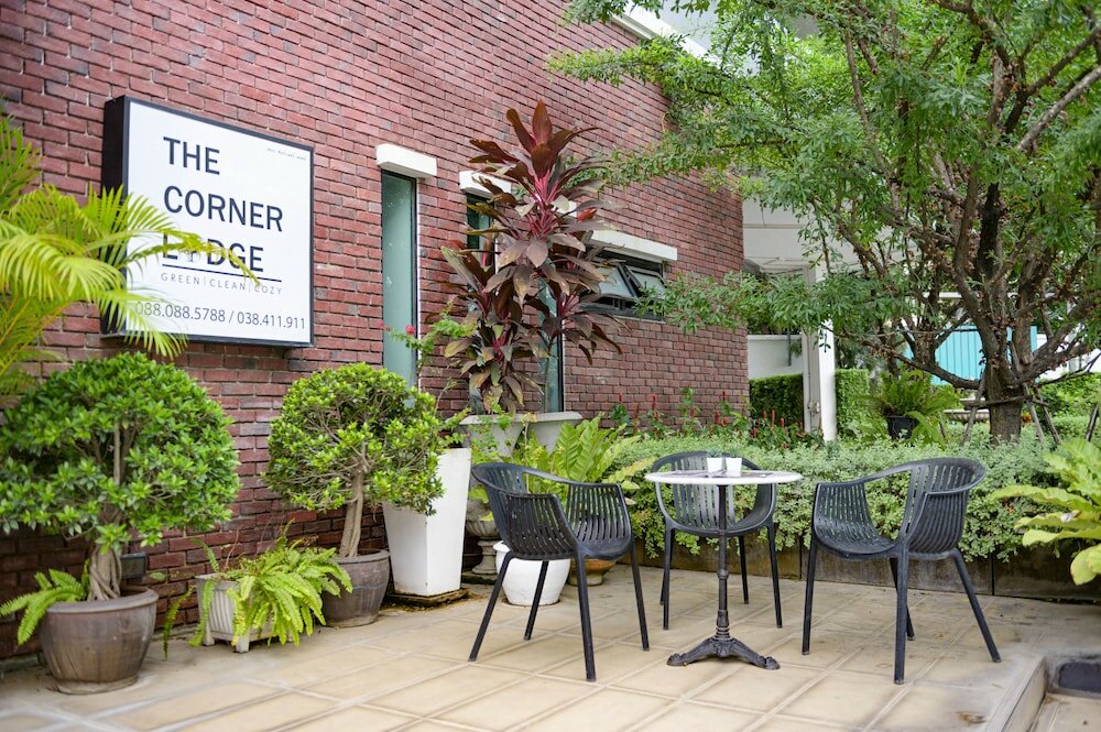 Фото The Corner Lodge