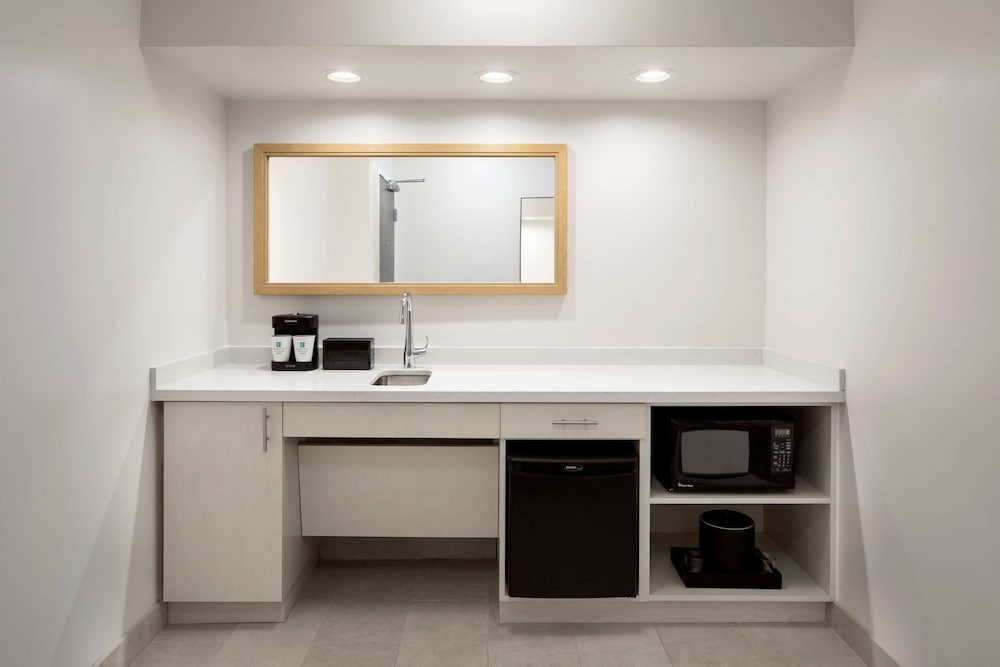 Фото Embassy Suites by Hilton Tampa Airport Westshore