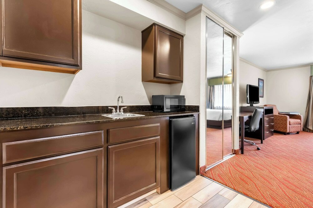 Фото Best Western Plus Parkway Inn