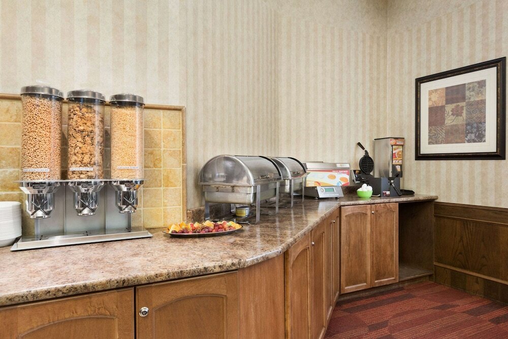 Фото Travelodge by Wyndham Lloydminster