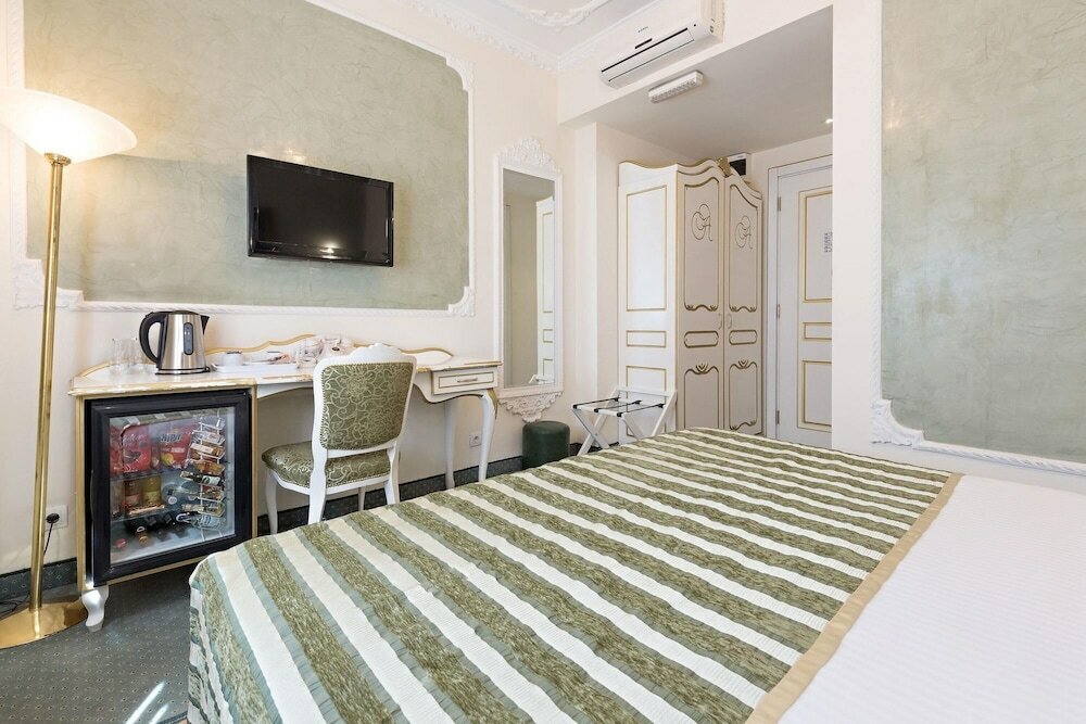 Фото Queen's Astoria Design Hotel