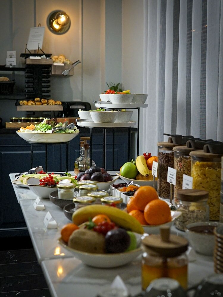 Фото Queen's Court Hotel & Residence