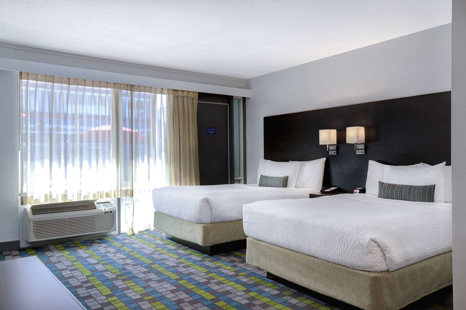 Фото Days Inn by Wyndham Victoria Airport Sidney