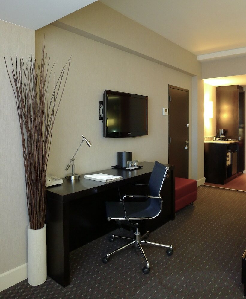 Фото Armon Plaza Montreal Airpt, Trademark Collection by Wyndham