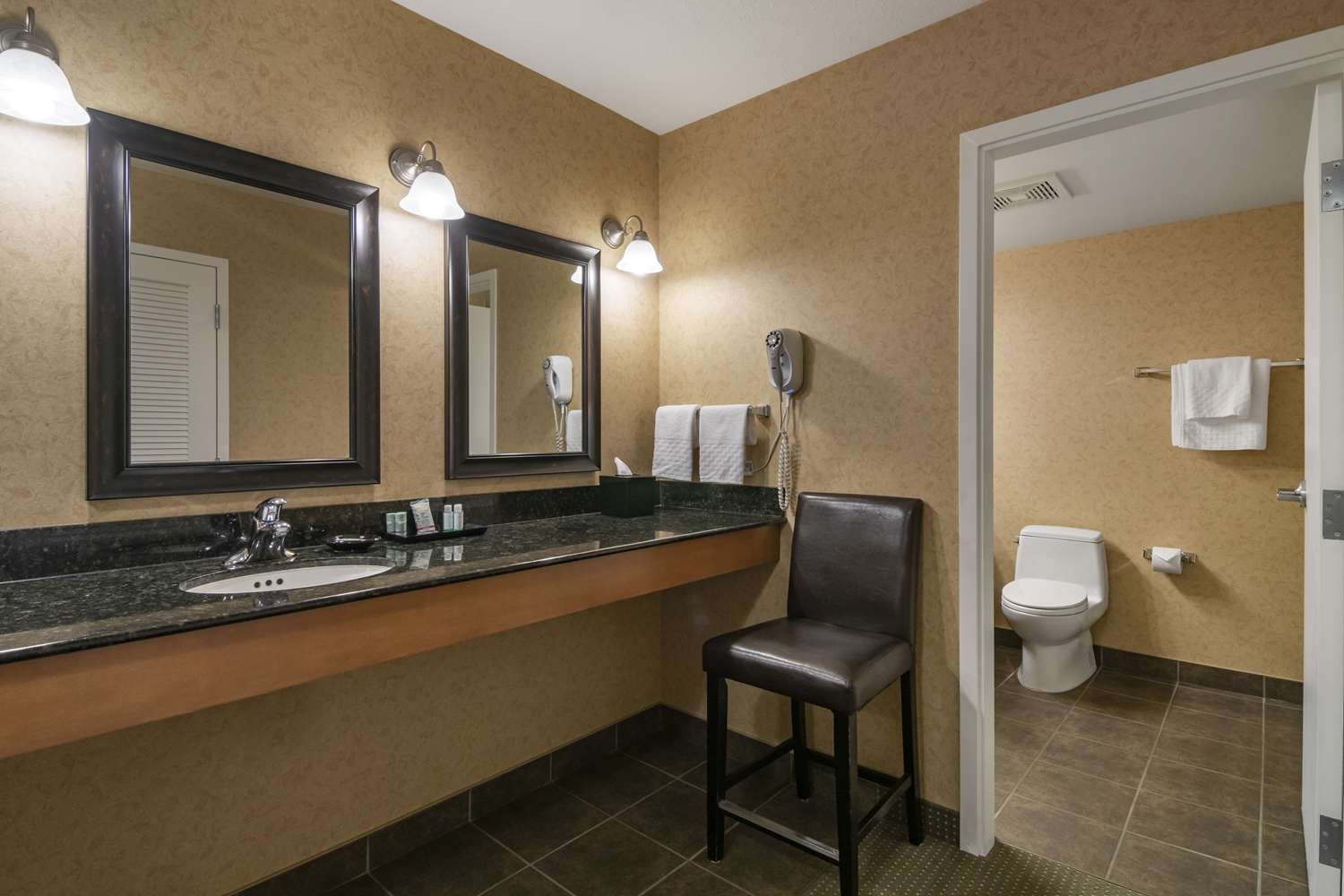 Фото Best Western Sicamous Inn