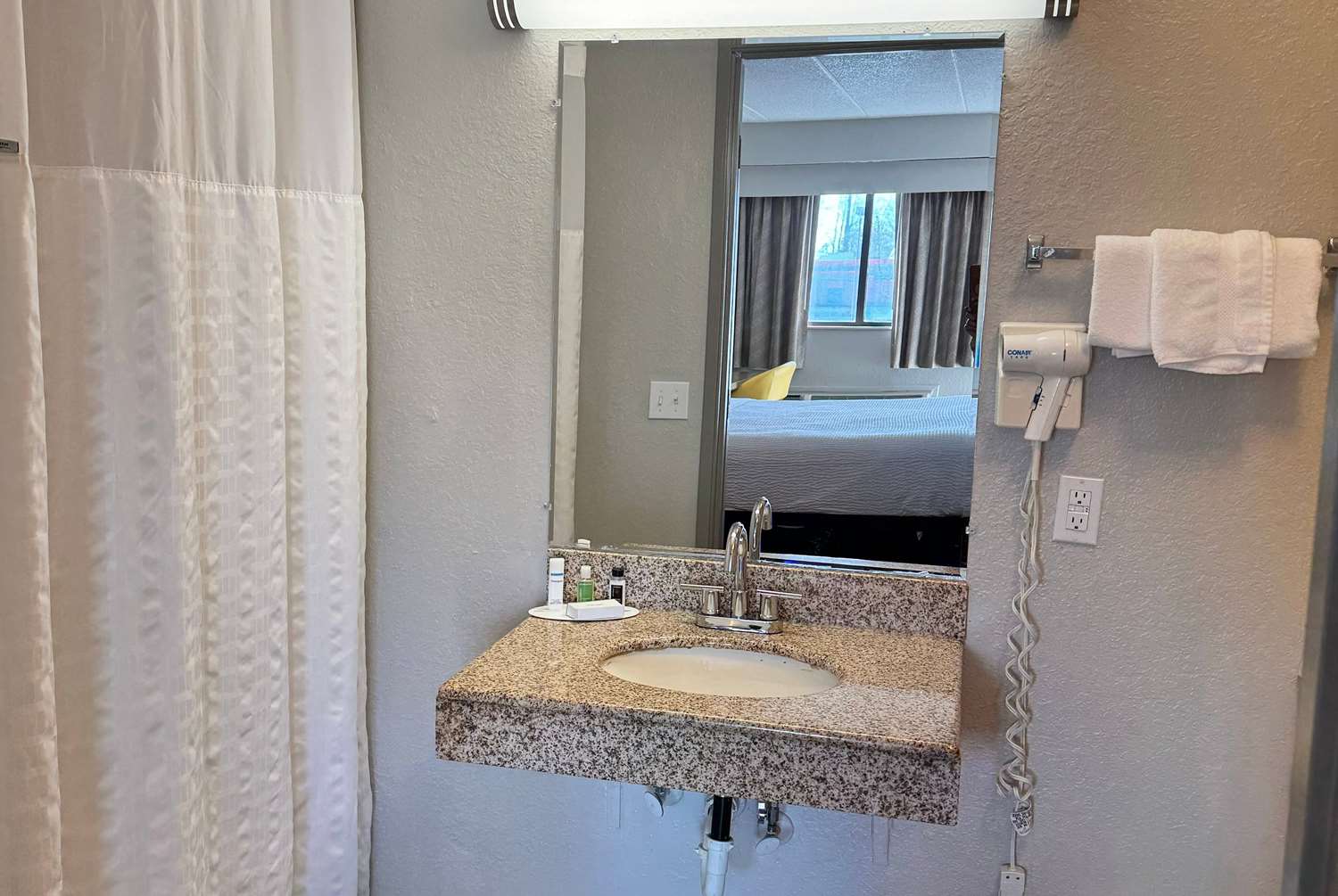 Фото Days Inn by Wyndham Cloverdale Greencastle