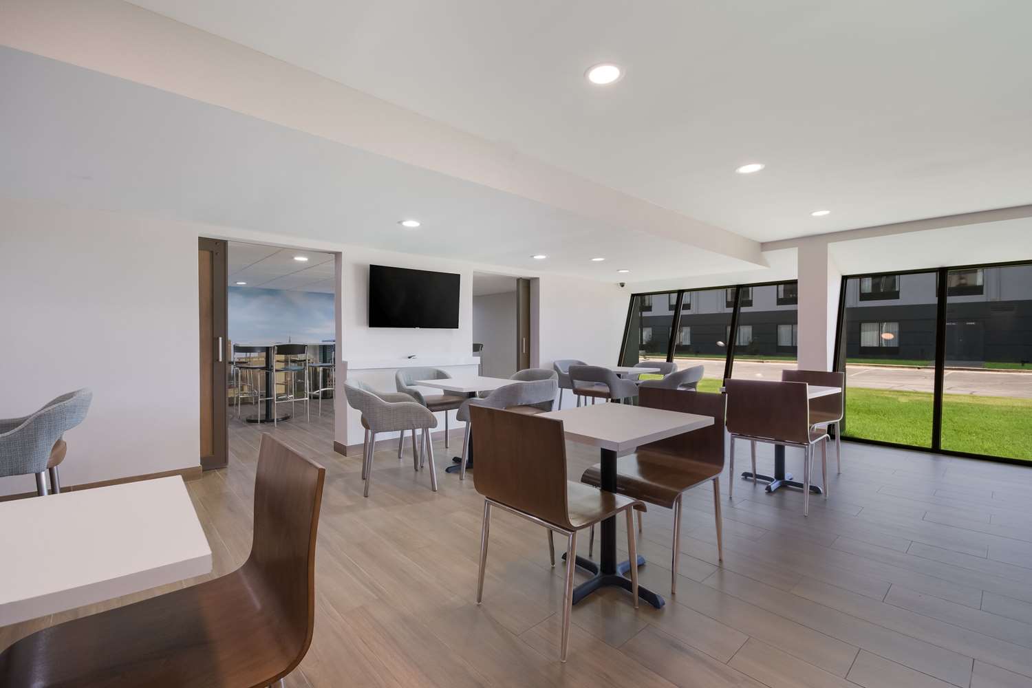 Фото Clarion Pointe Okc Airport