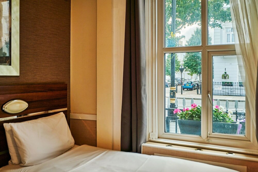 Фото Huttons Hotel