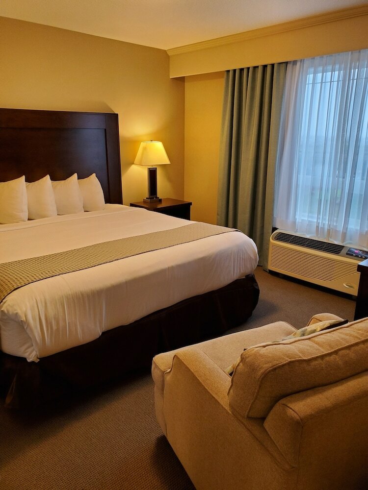 Фото Ramada by Wyndham Emerald Park/Regina East