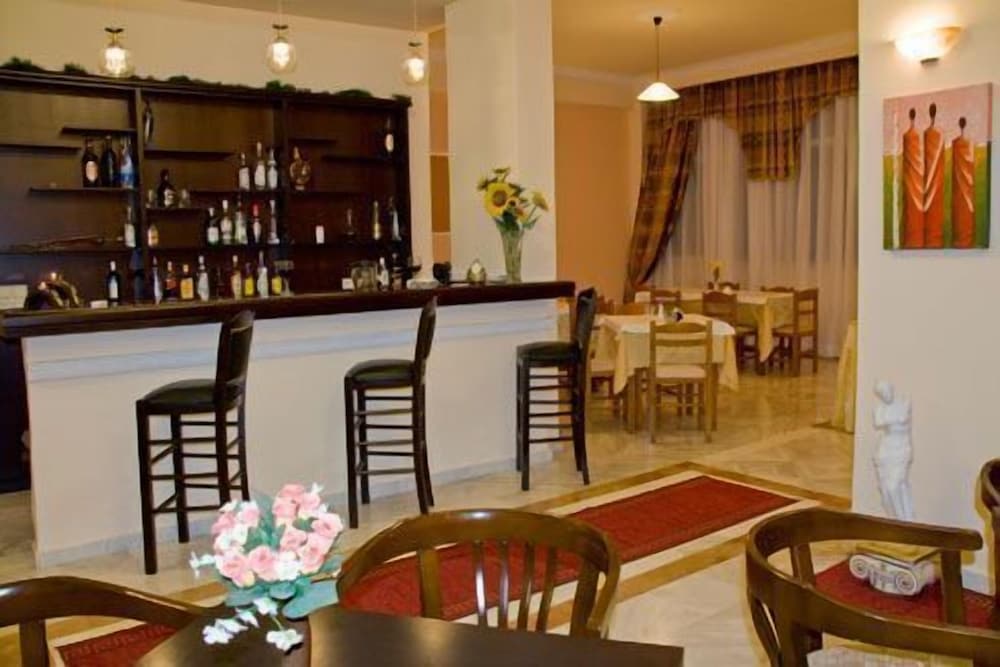 Фото Alexiou Hotel