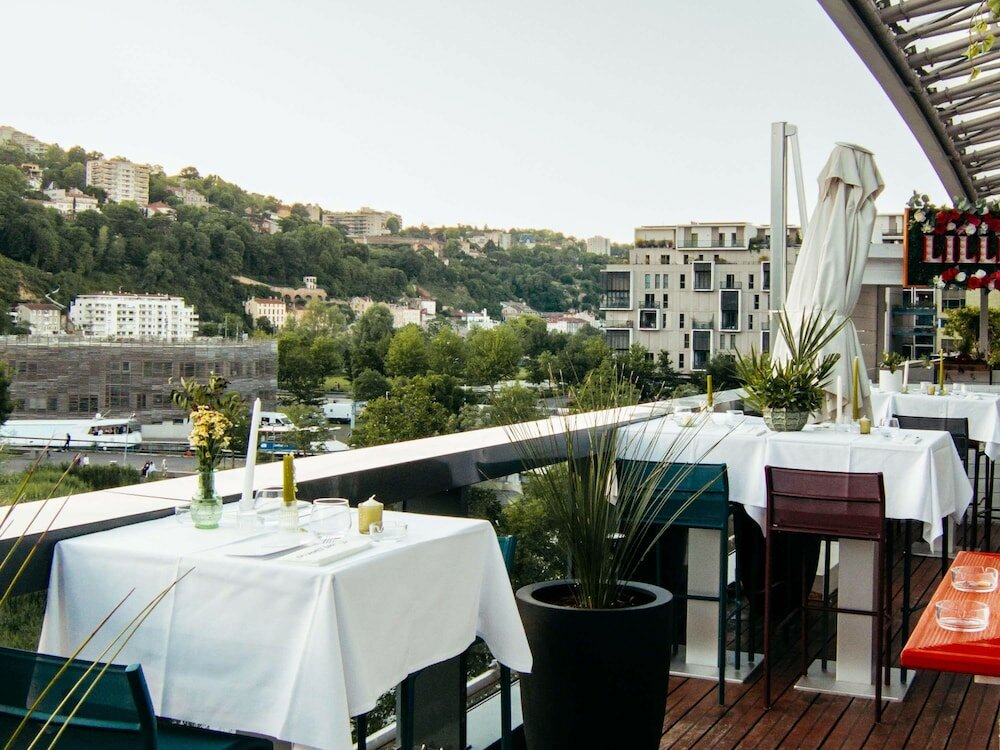 Фото Novotel Lyon Centre Confluence Bord de Saone