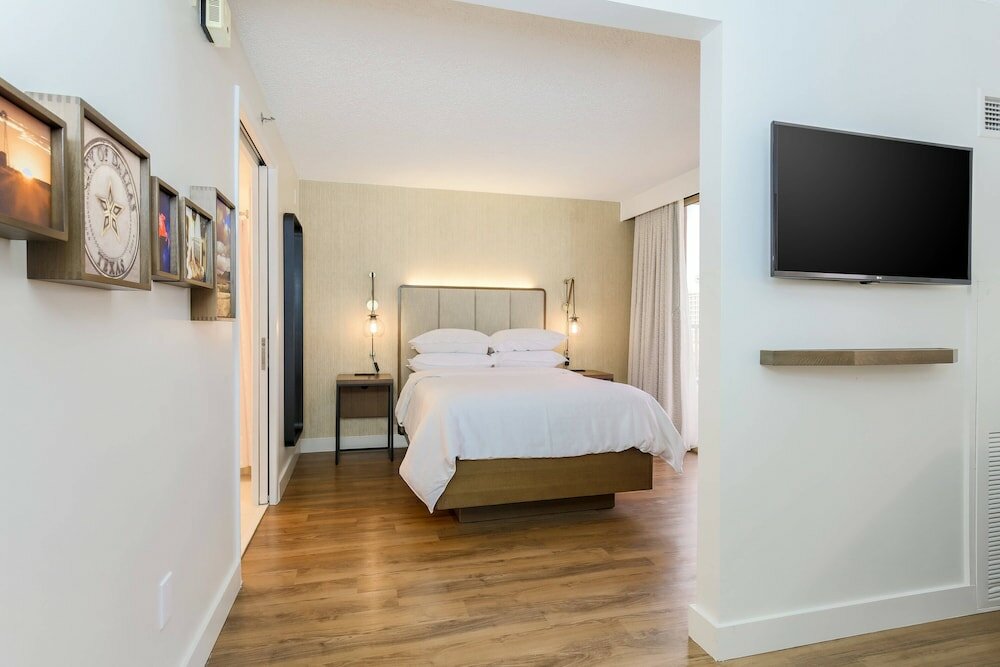 Фото Sheraton Suites Market Center Dallas