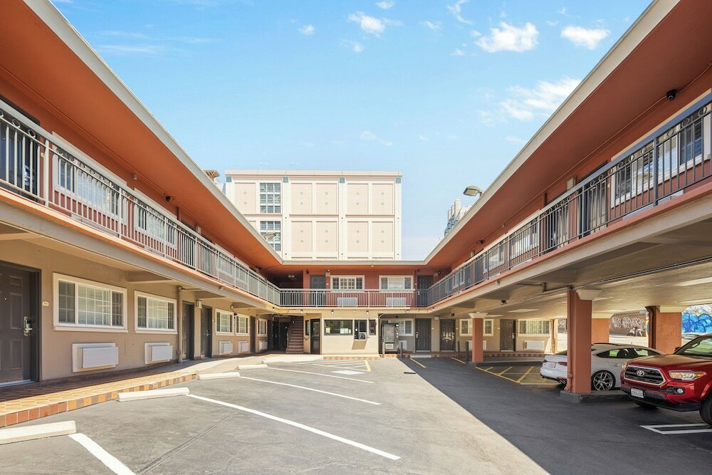 Фото Alexis Park Hotel