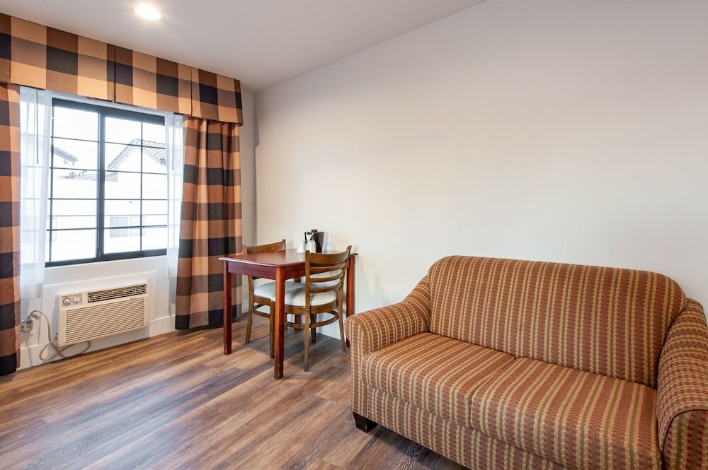 Фото Studio City Court Yard Hotel