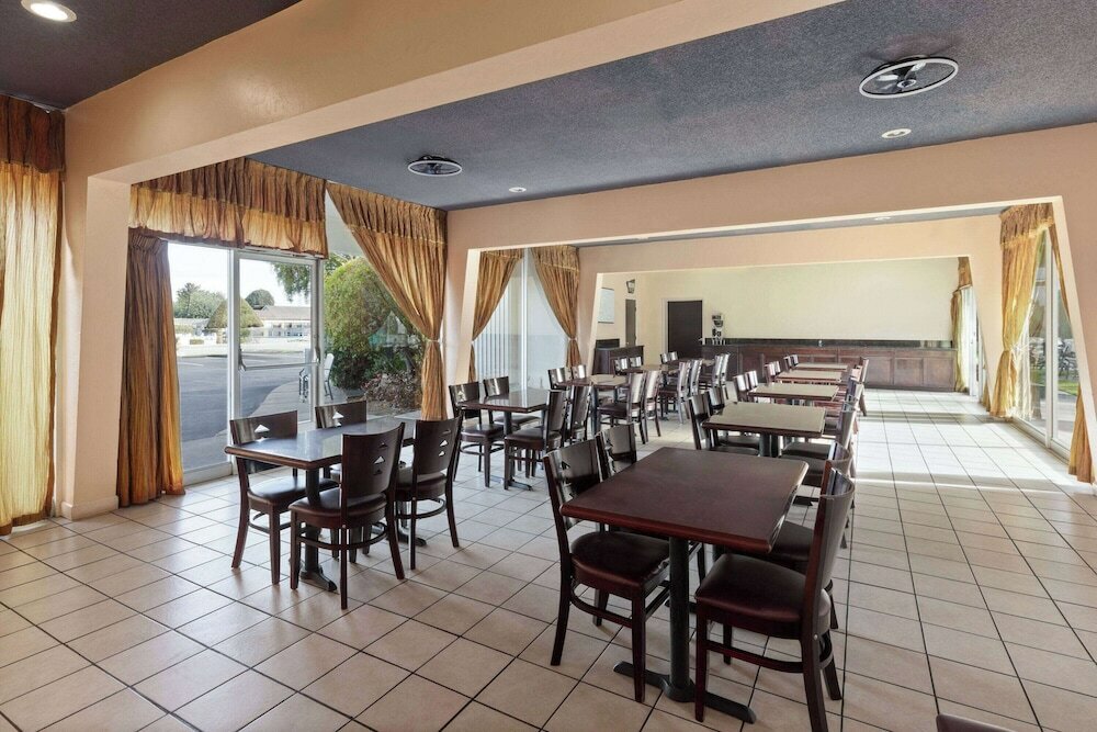 Фото Travelodge by Wyndham Monterey Bay