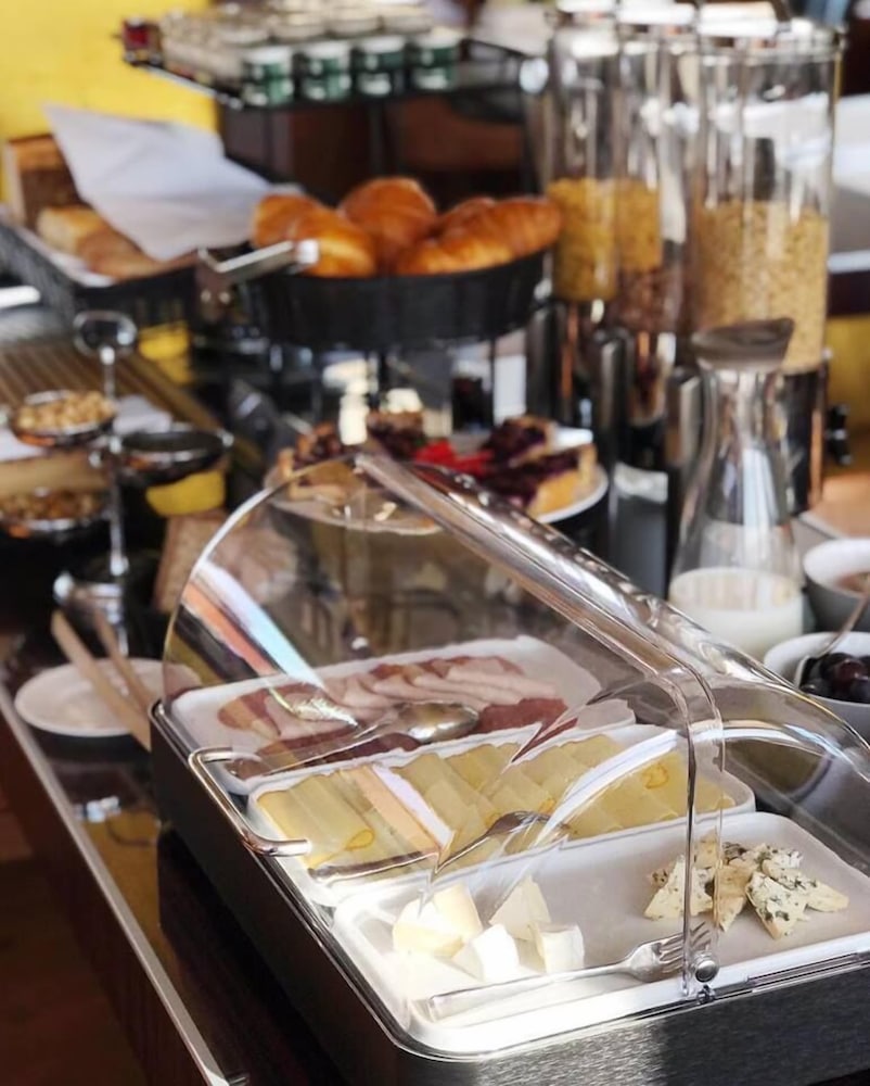 Фото Golden Well Hotel