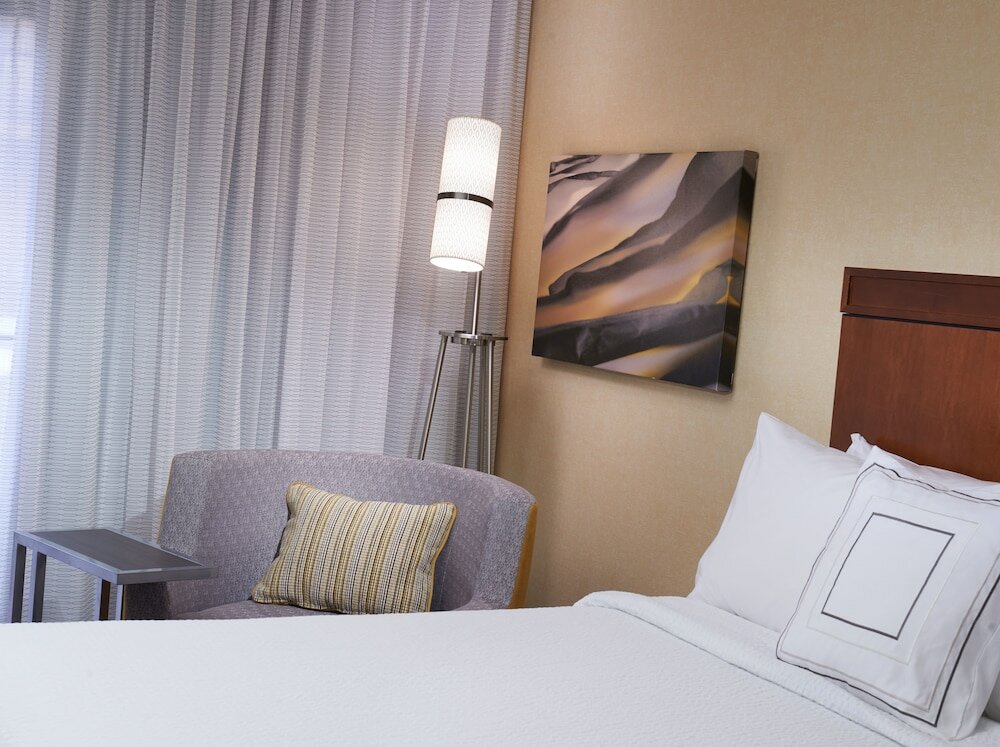 Фото Courtyard by Marriott Detroit Dearborn