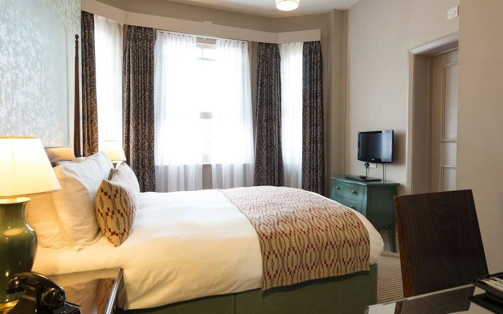 Фото The Crown Manor House Hotel