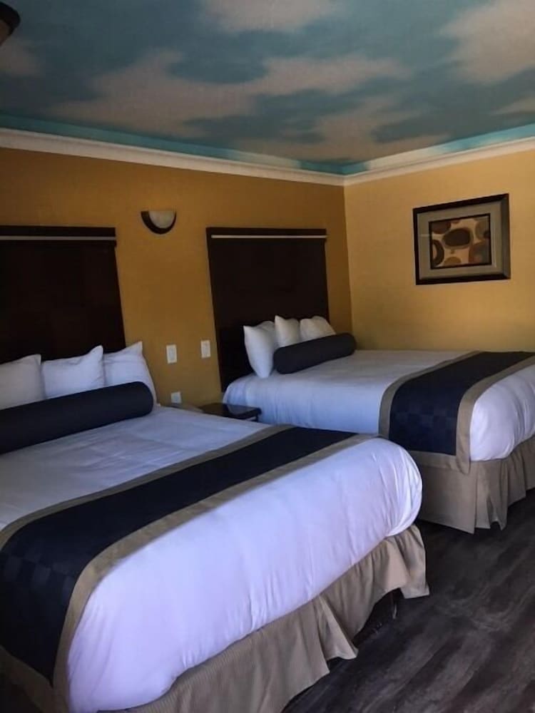 Фото Hollywood Palms Inn and Suites