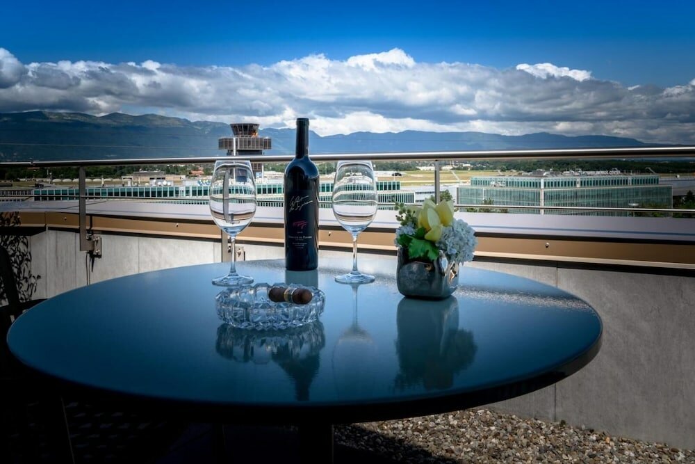 Фото Nash Suites Airport Hotel