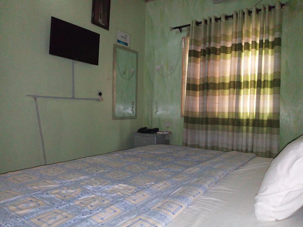 Фото First Laurel Hotel & Suites